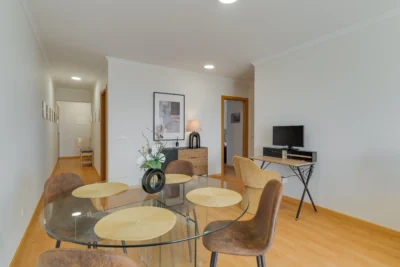 Szklany stół w jadalni i biurko, jasne wnętrze apartamentu w Caniço.