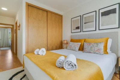 Sypialnia główna z łóżkiem typu king i ciepłą aranżacją.