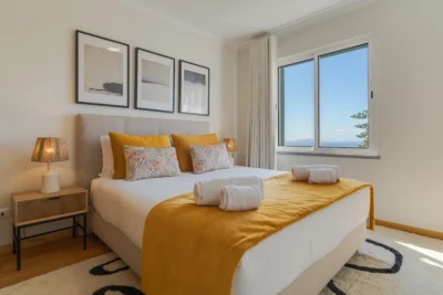 Sypialnia główna z łóżkiem king i oknem z widokiem na ocean, Caniço.