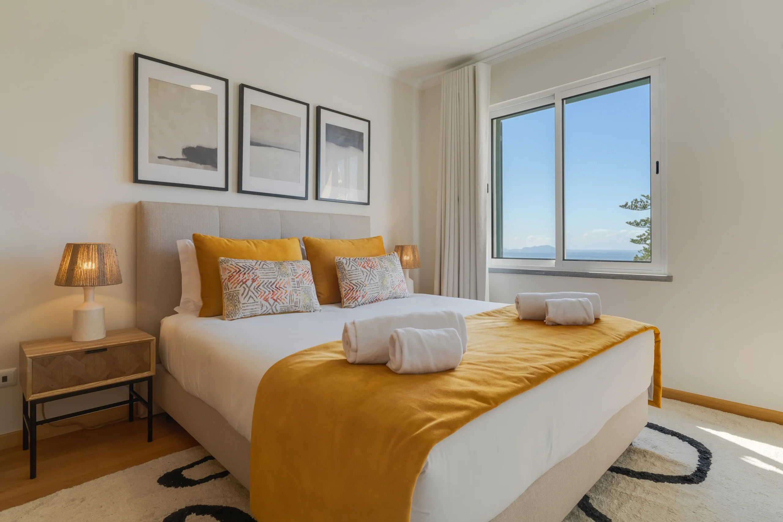 Sypialnia główna z łóżkiem king i oknem z widokiem na ocean, Caniço.