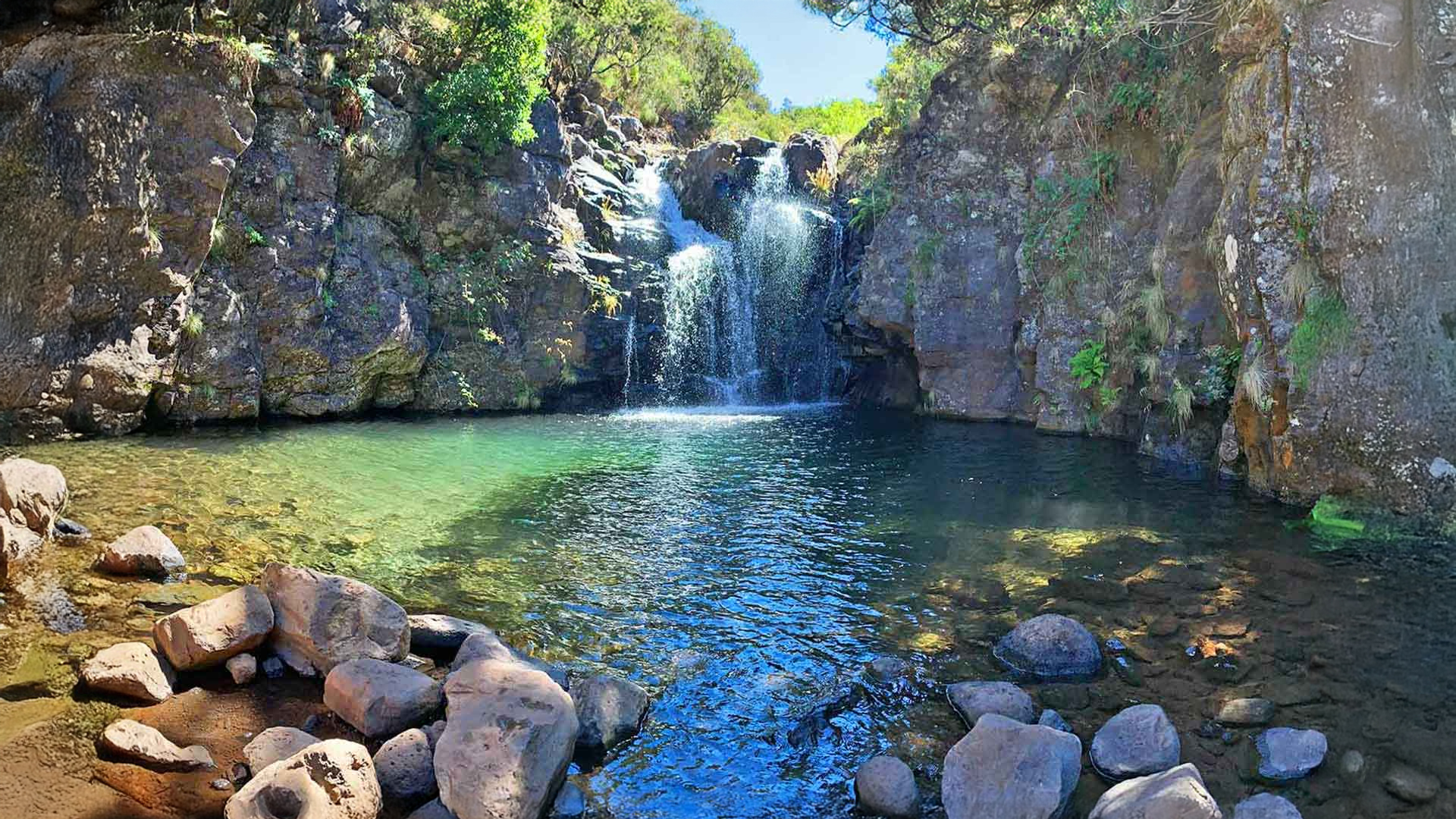Levada do Alecrim na płaskowyżu Paul da Serra; szlak przy kanale z widokiem na dolinę Rabaçal i kaskady.