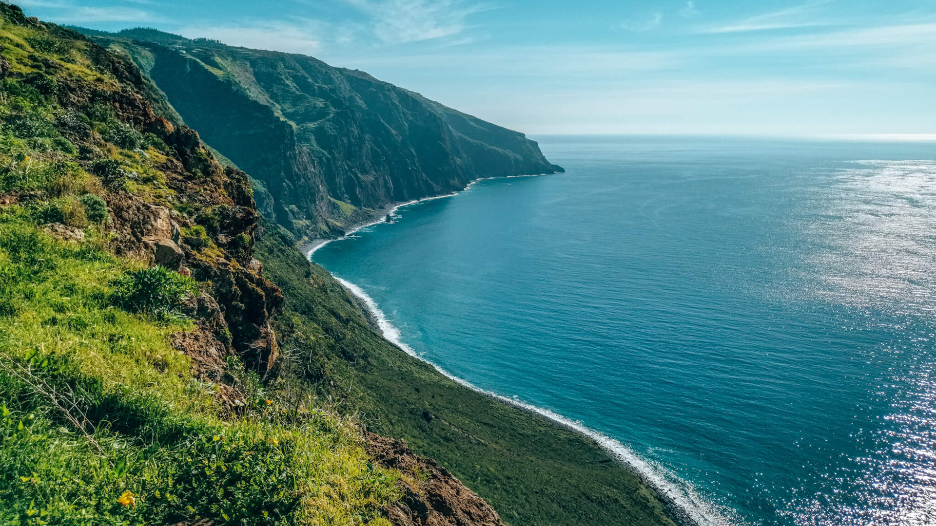 Levada do Pedregal w Ponta do Pargo; ścieżka przy kanale z widokiem na ocean i klify zachodniego wybrzeża.