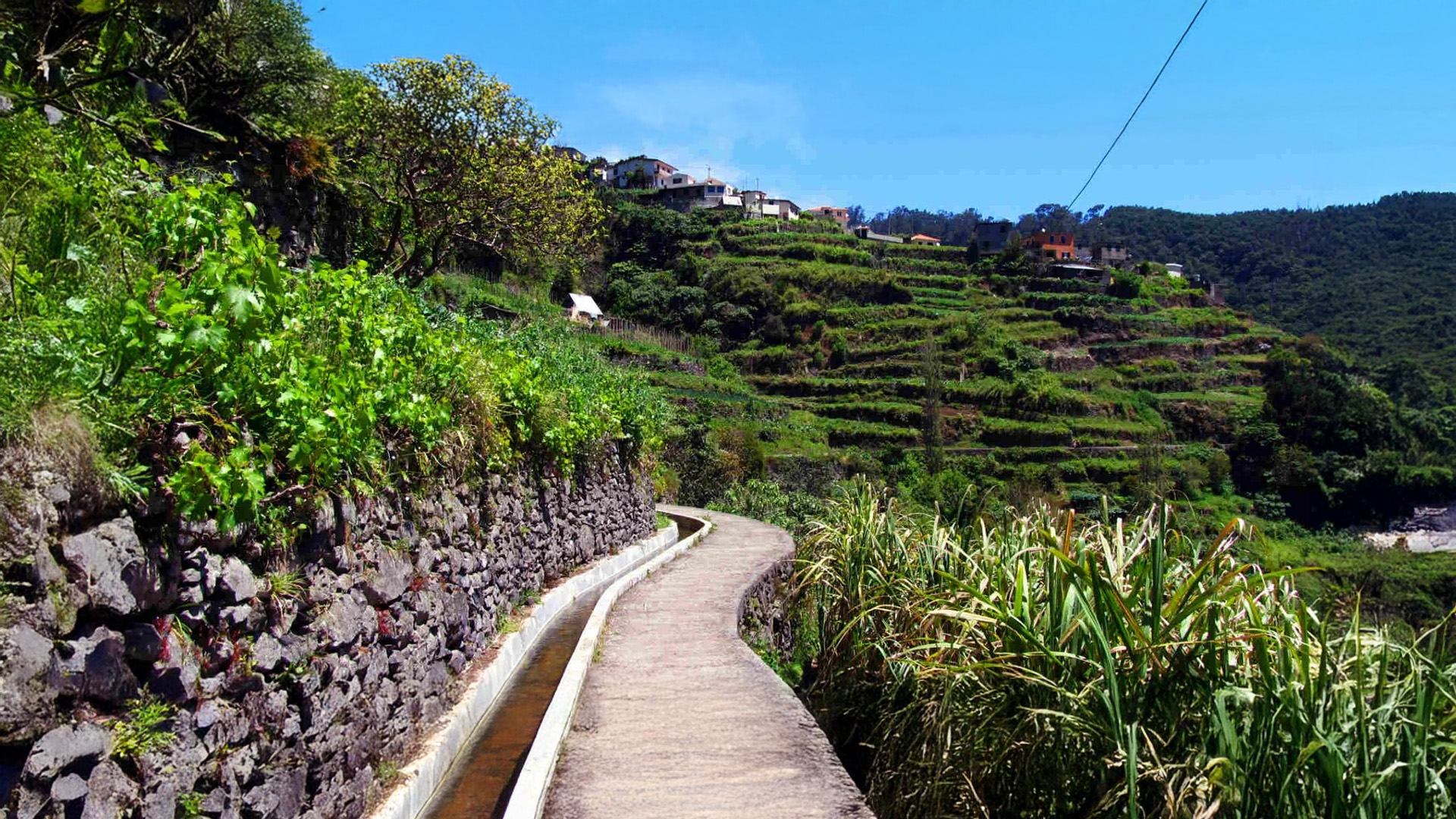 Levada dos Maroços w Vale Paraíso; szlak przy kanale nad tarasami upraw w dolinie Machico.