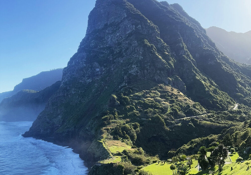 Punkt widokowy São Cristóvão z panoramą tarasów upraw i klifów nad oceanem.