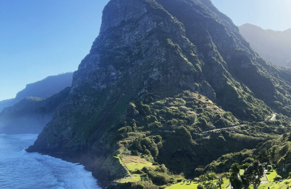 Punkt widokowy São Cristóvão z panoramą tarasów upraw i klifów nad oceanem.