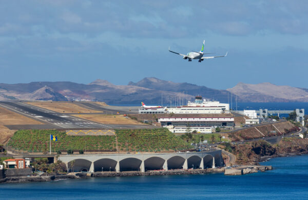 Samolot lądujący na lotnisku na Maderze widziany znad oceanu.