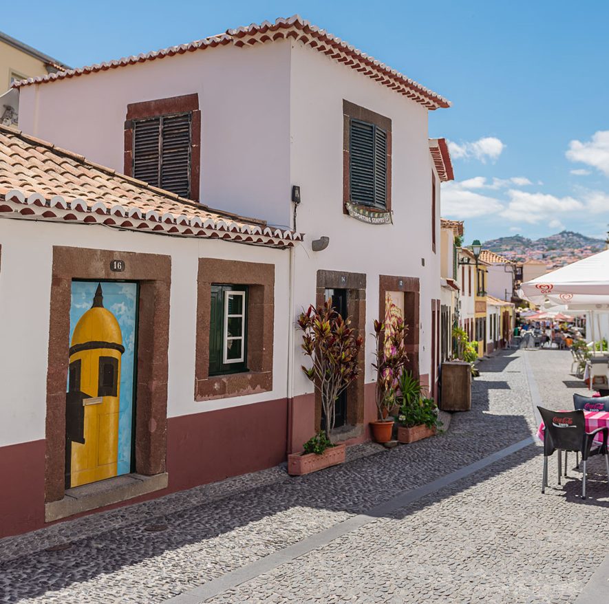 Kolorowe drzwi i zabudowa Starego Miasta w Funchal przy ulicy Rua de Santa Maria.